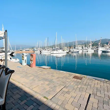 Lucia Uso Esclusivo - Aeroporto Sestri Ponente *